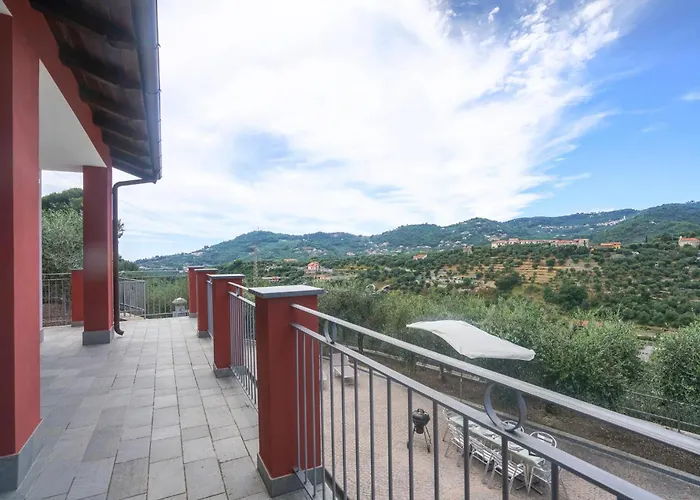 3 Bedroom Cozy In Imperia