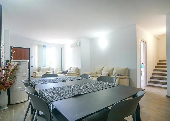 3 Bedroom Cozy In 펜션 임페리아